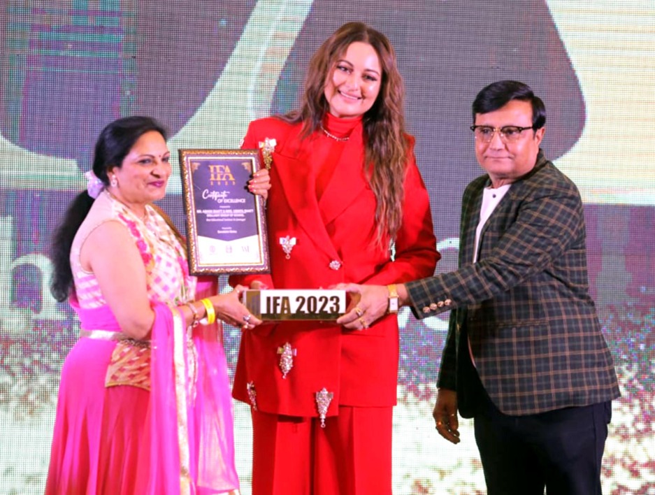 Celebrating Excellence in Education:  Mr. Ashok Bhatt & Mrs. Ushmita Bhatt Honored By Bollywood Actress Sonakshi Sinha at International Fame Award 2023, Delhi
